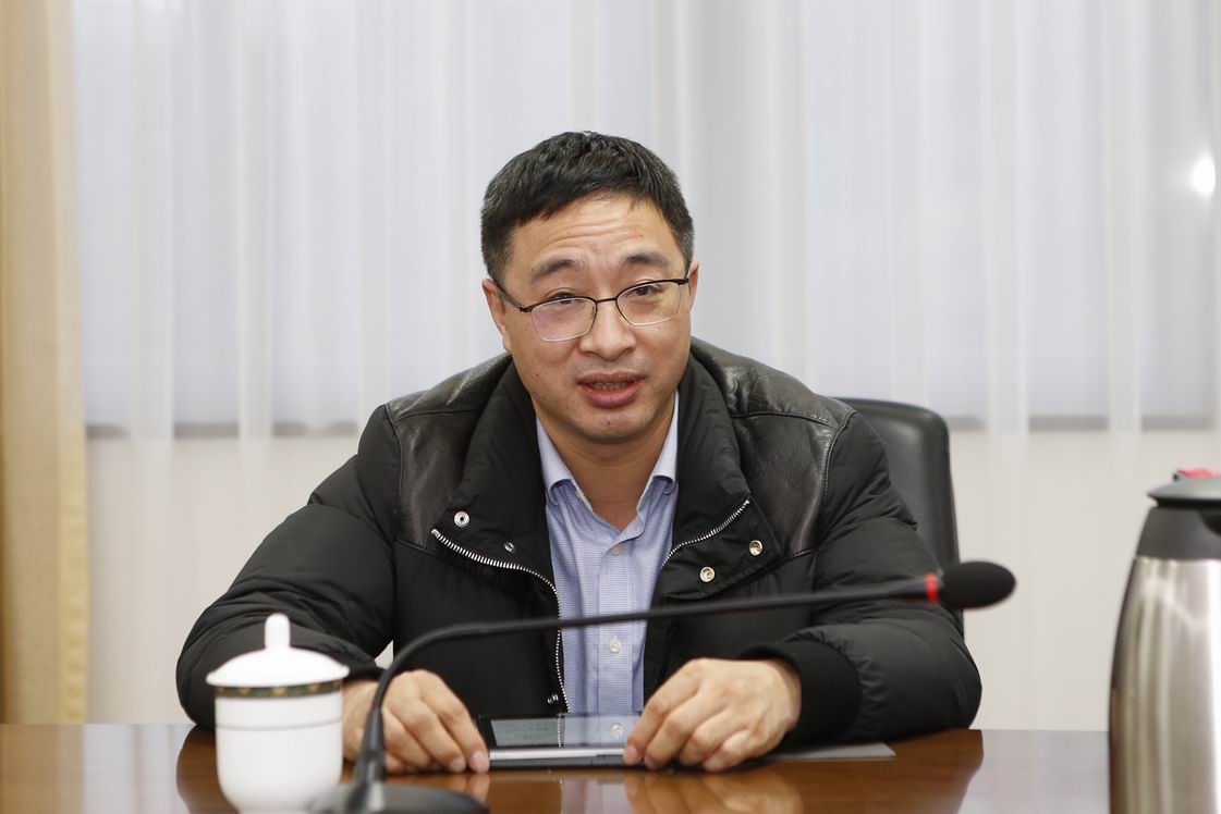 会上,吕勇江对每位党员逐一进行点评.